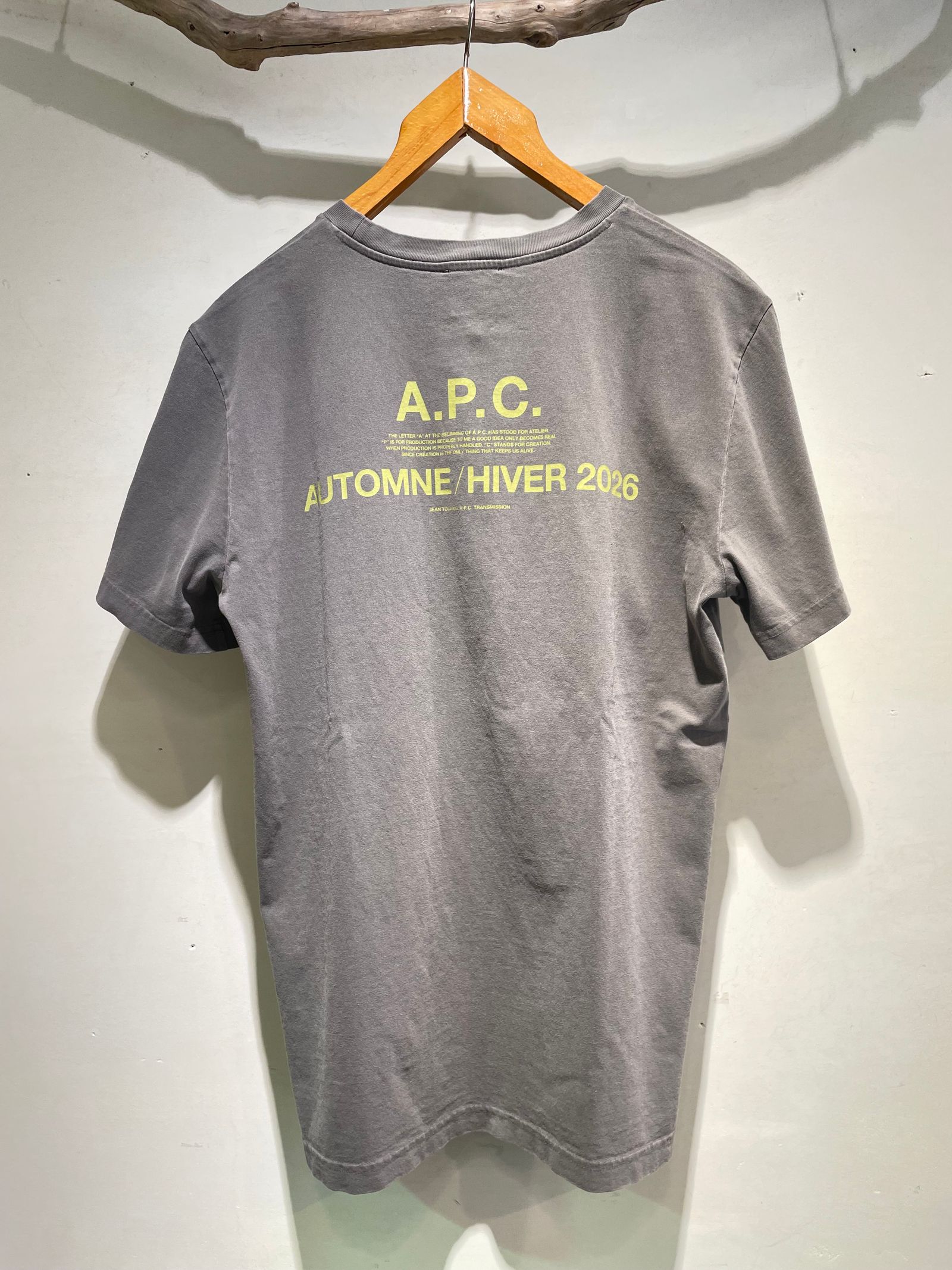A.P.C. Automne 26 Tシャツ / バックプリントTシャツ / グレー