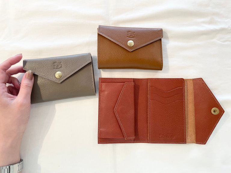 IL BISONTE スナップボタンがポイントの二つ折り財布