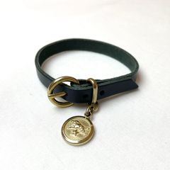 チャーム付きレザーブレスレット