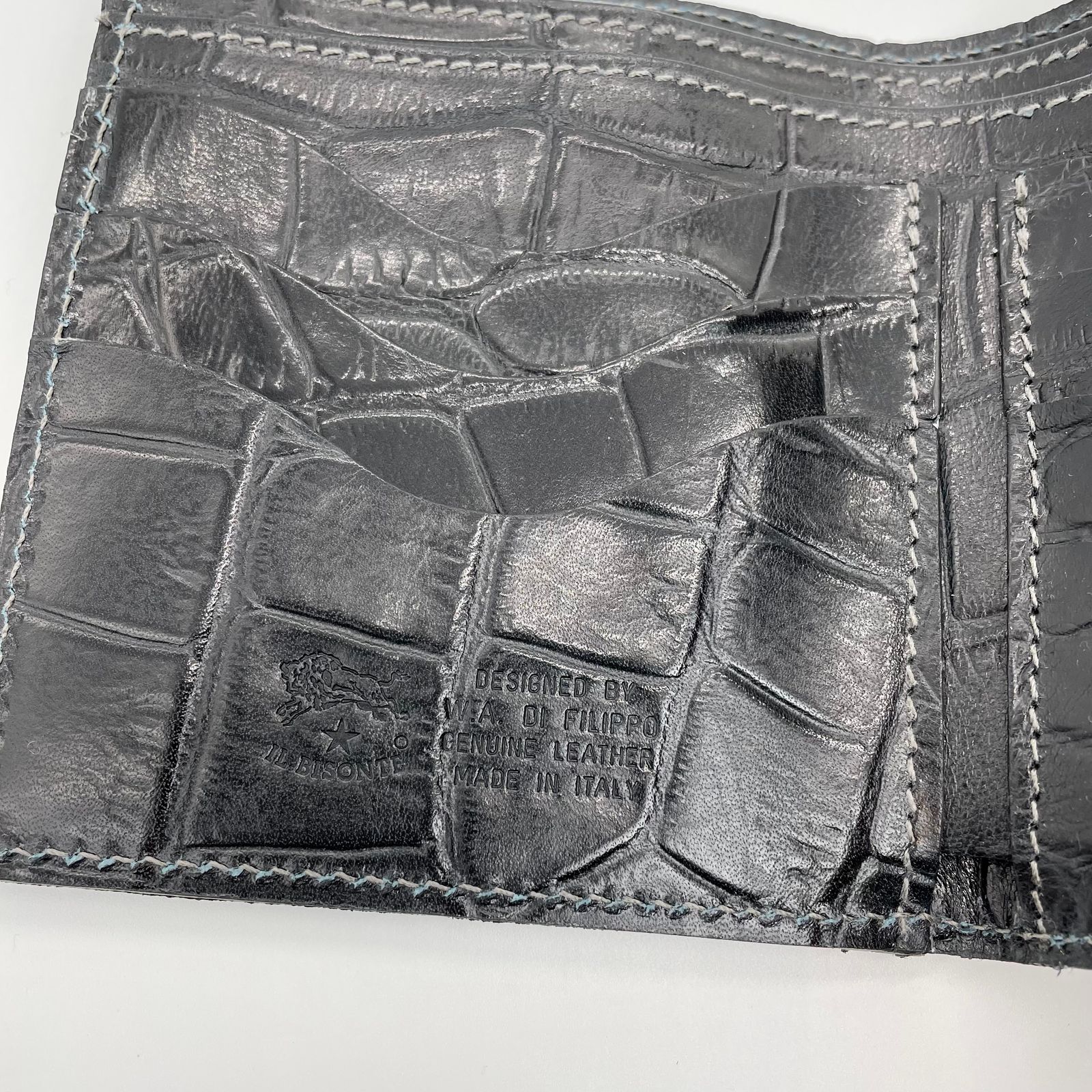 型押しがま口二つ折り財布