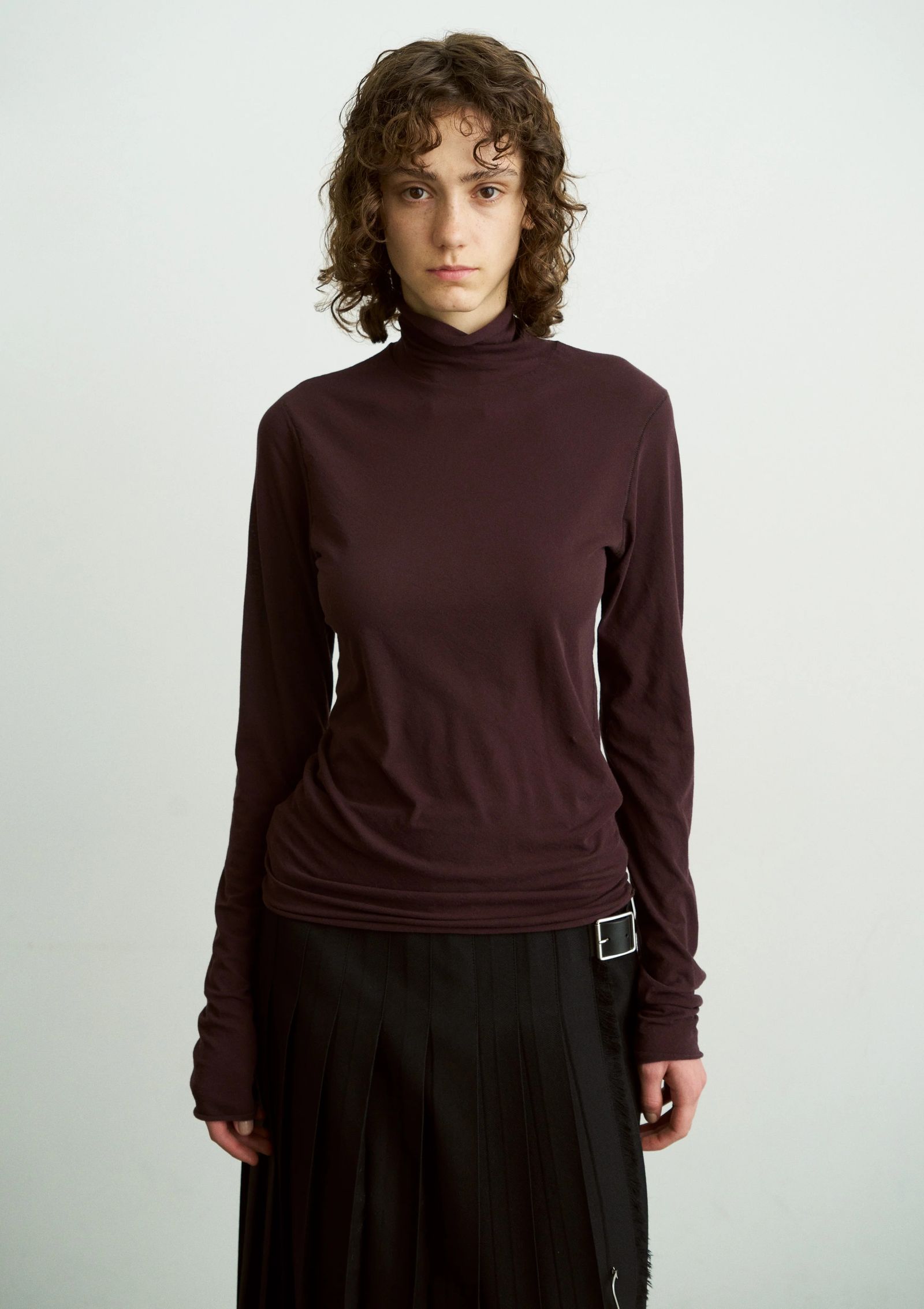 HIGH TWIST COTTON SHEER JERSEY TURTLE-NECK TEE / タートルネックシアーカットソー / ダークブラウン