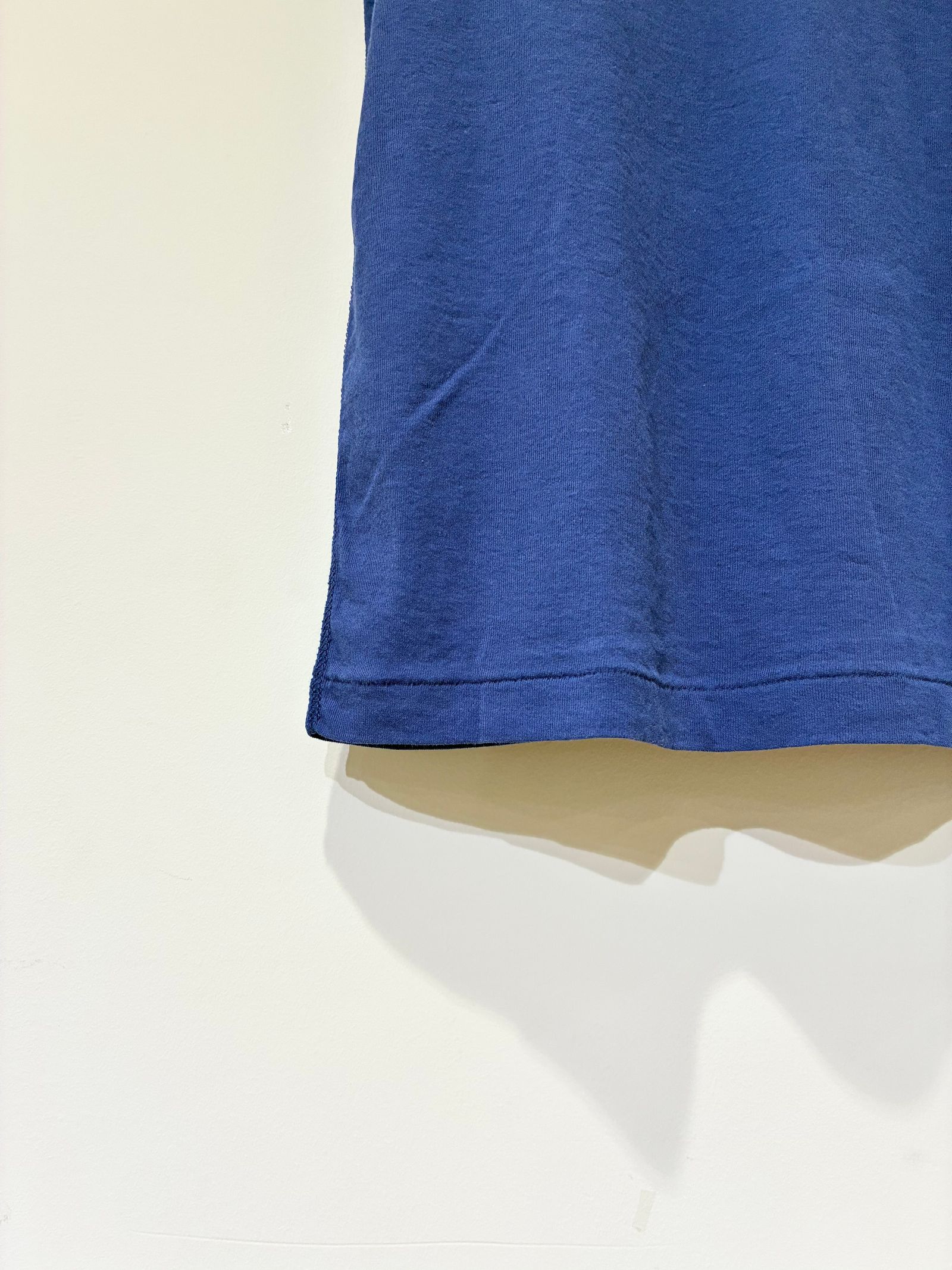 BLUE MONDAY TEE / フロッキープリントシアーTシャツ / ブルー