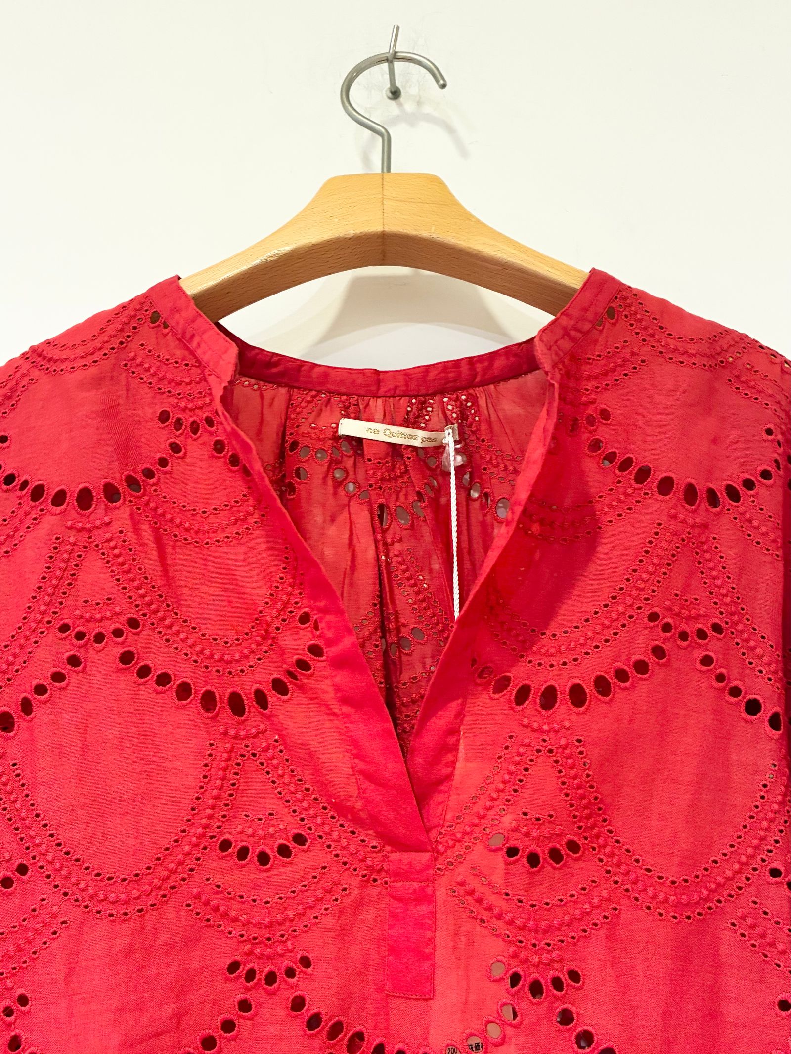 Cotton Voile Dot Hemla Blouse / スカラップ刺繍ブラウス / レッド