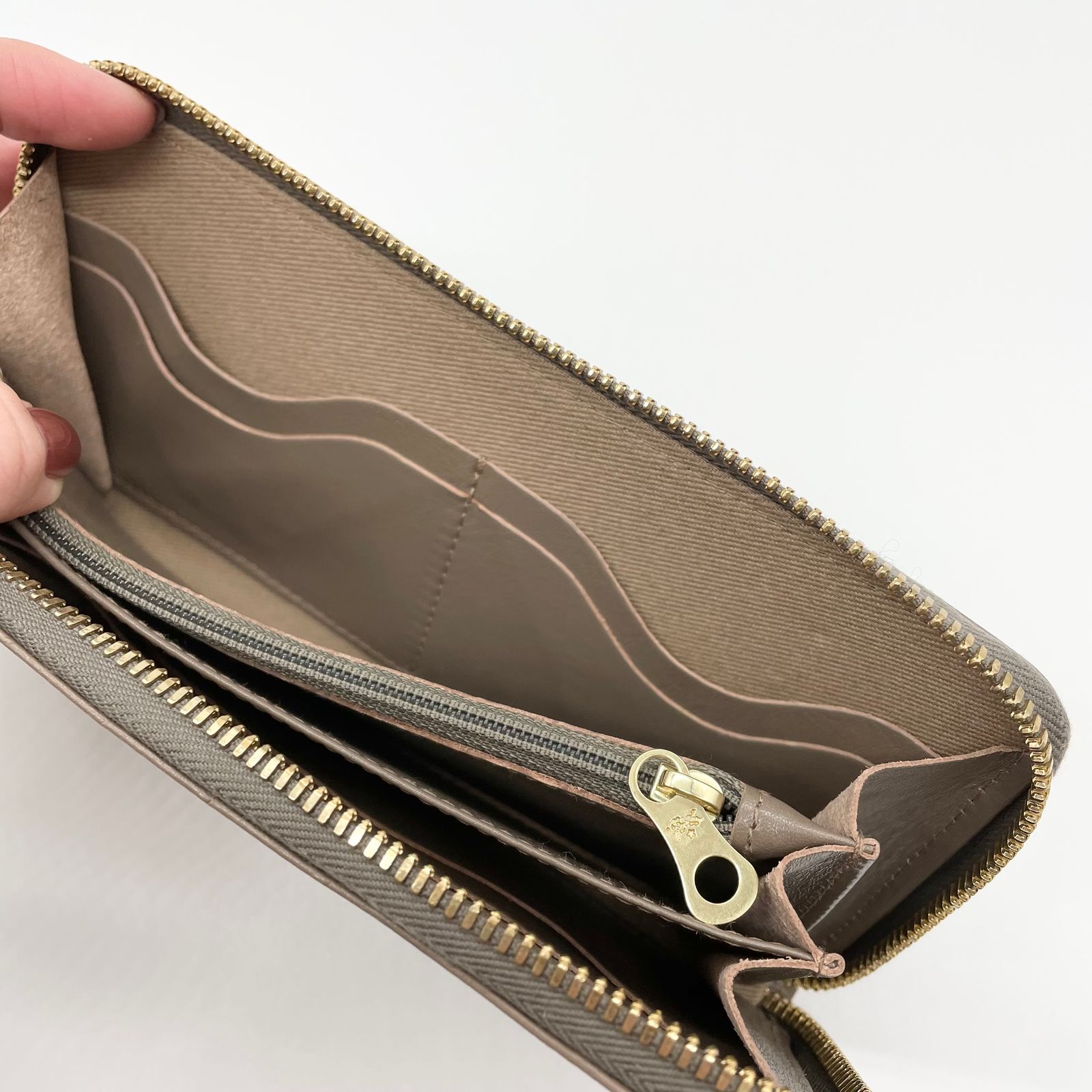 ラウンドジップ長財布