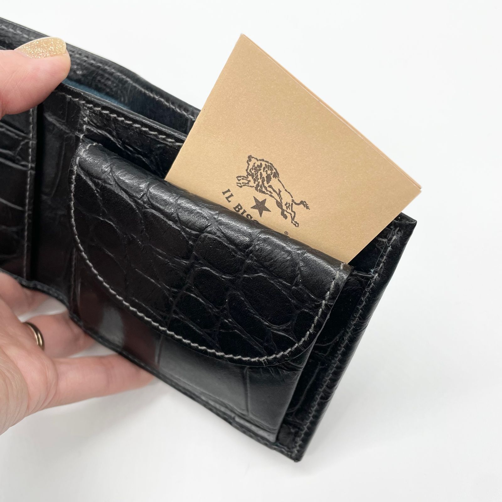 型押し二つ折り財布