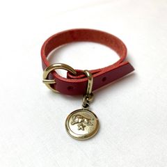 チャーム付きレザーブレスレット