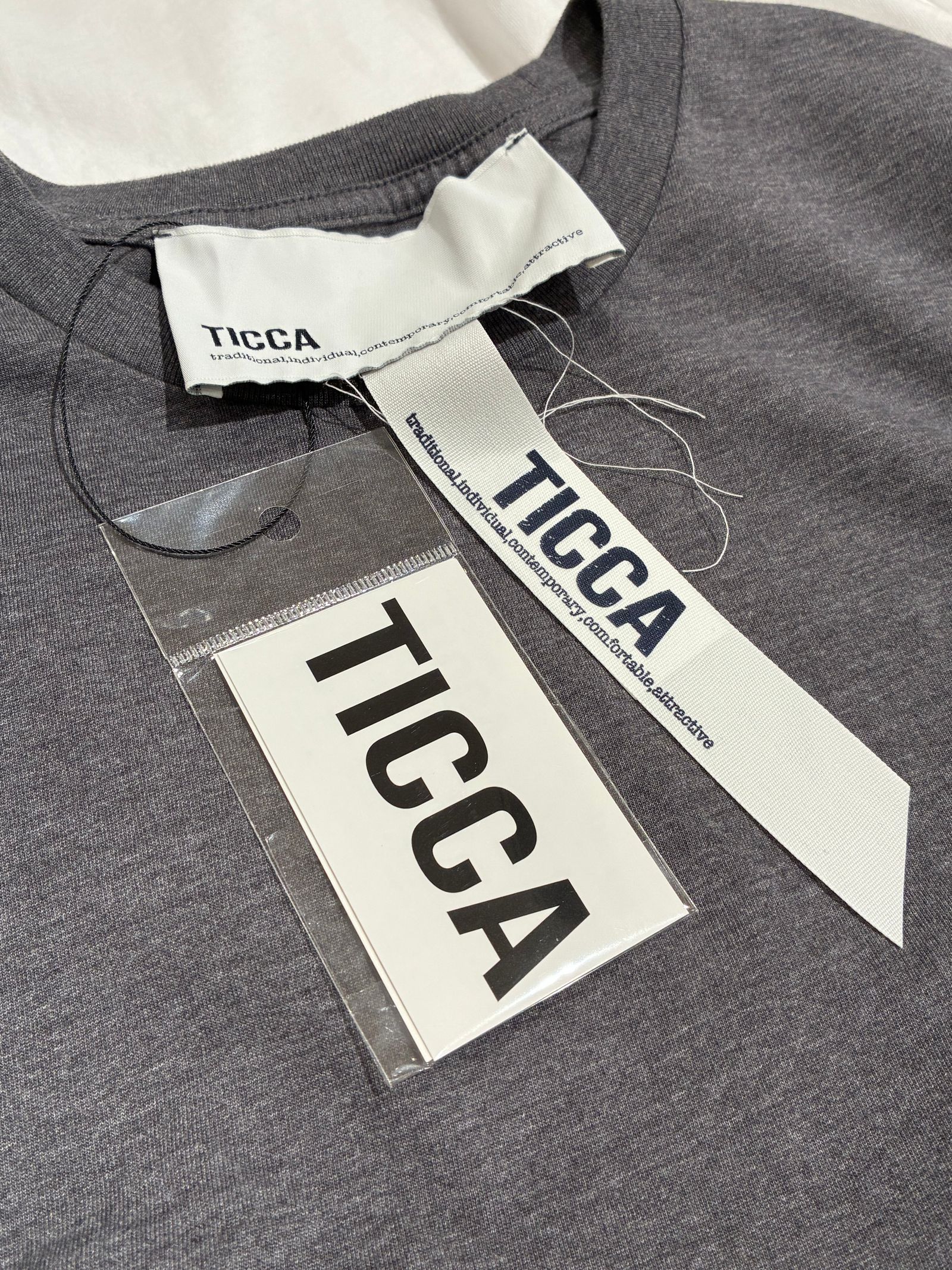 エンブロイダリーTシャツ / ワンポイント刺繍Tシャツ / チャコールグレー