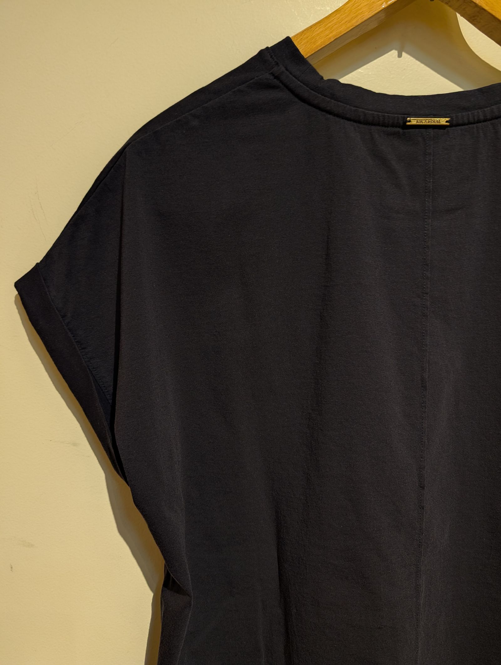 "LAIA"ロゴヘムラウンドT-shirt / ロゴTシャツ / ネイビー