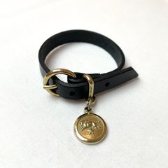 チャーム付きレザーブレスレット