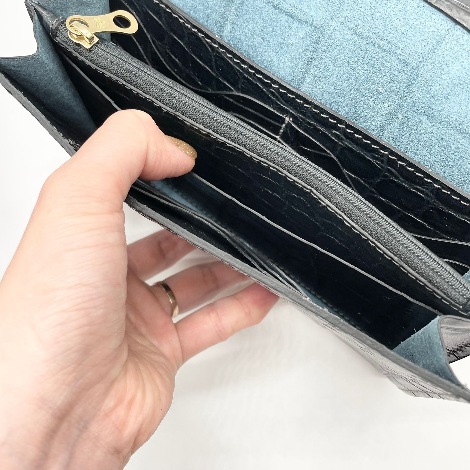 型押しフラップ長財布