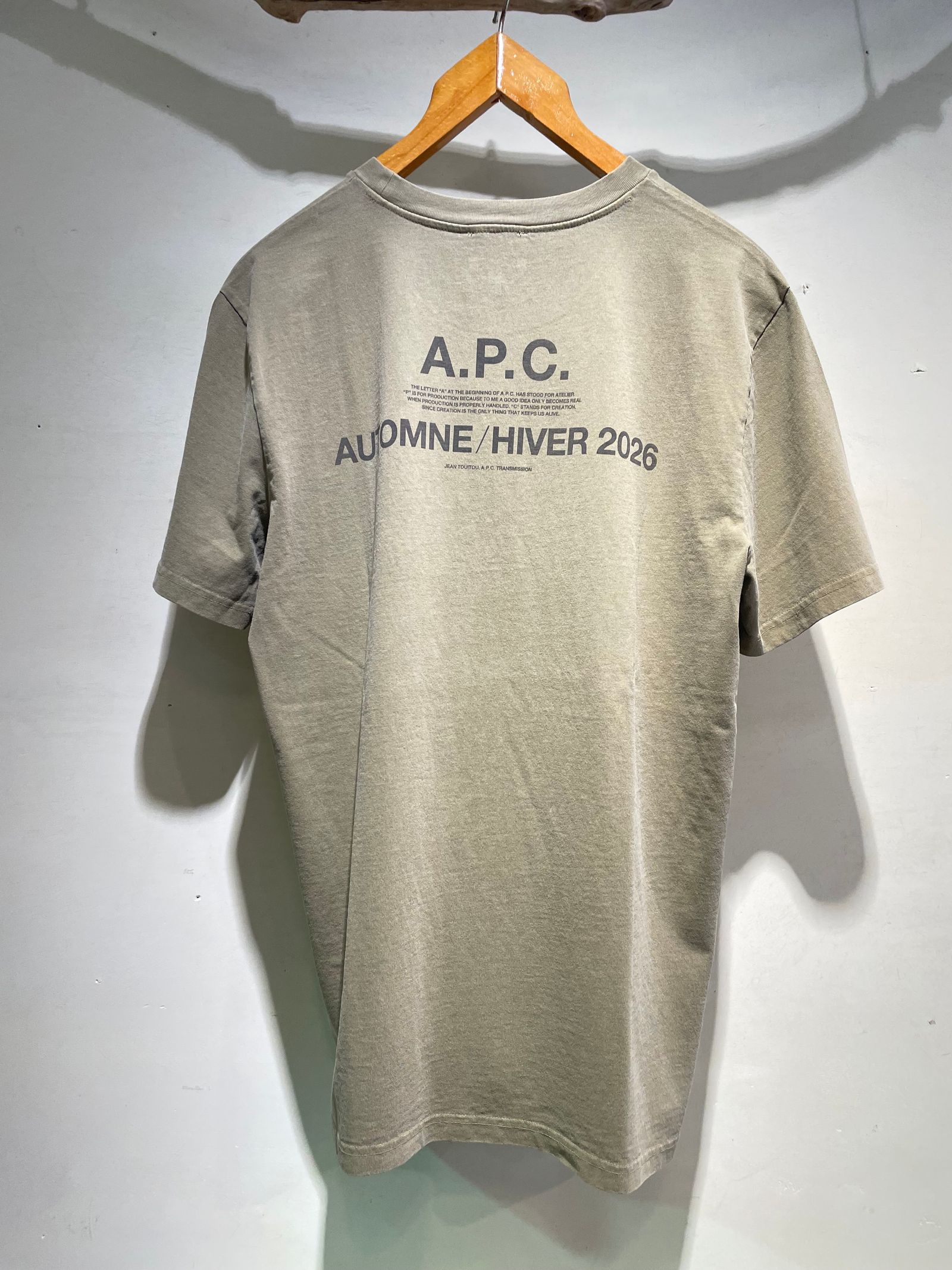 A.P.C. Automne 26 Tシャツ / バックプリントTシャツ / カーキ