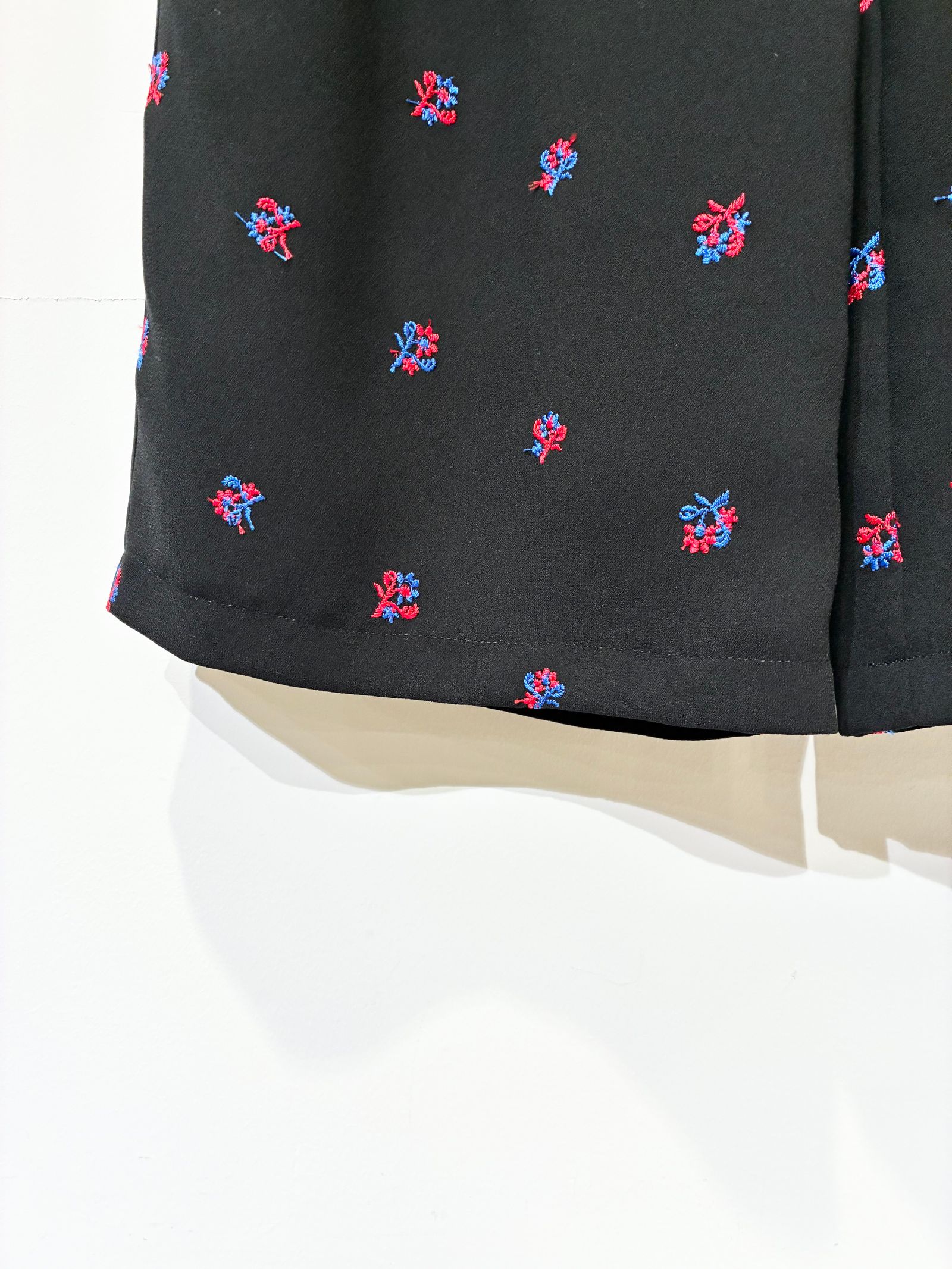 Still Garden Embroidery Pants / 花柄刺しゅうウェストゴムストレートパンツ / ブラック