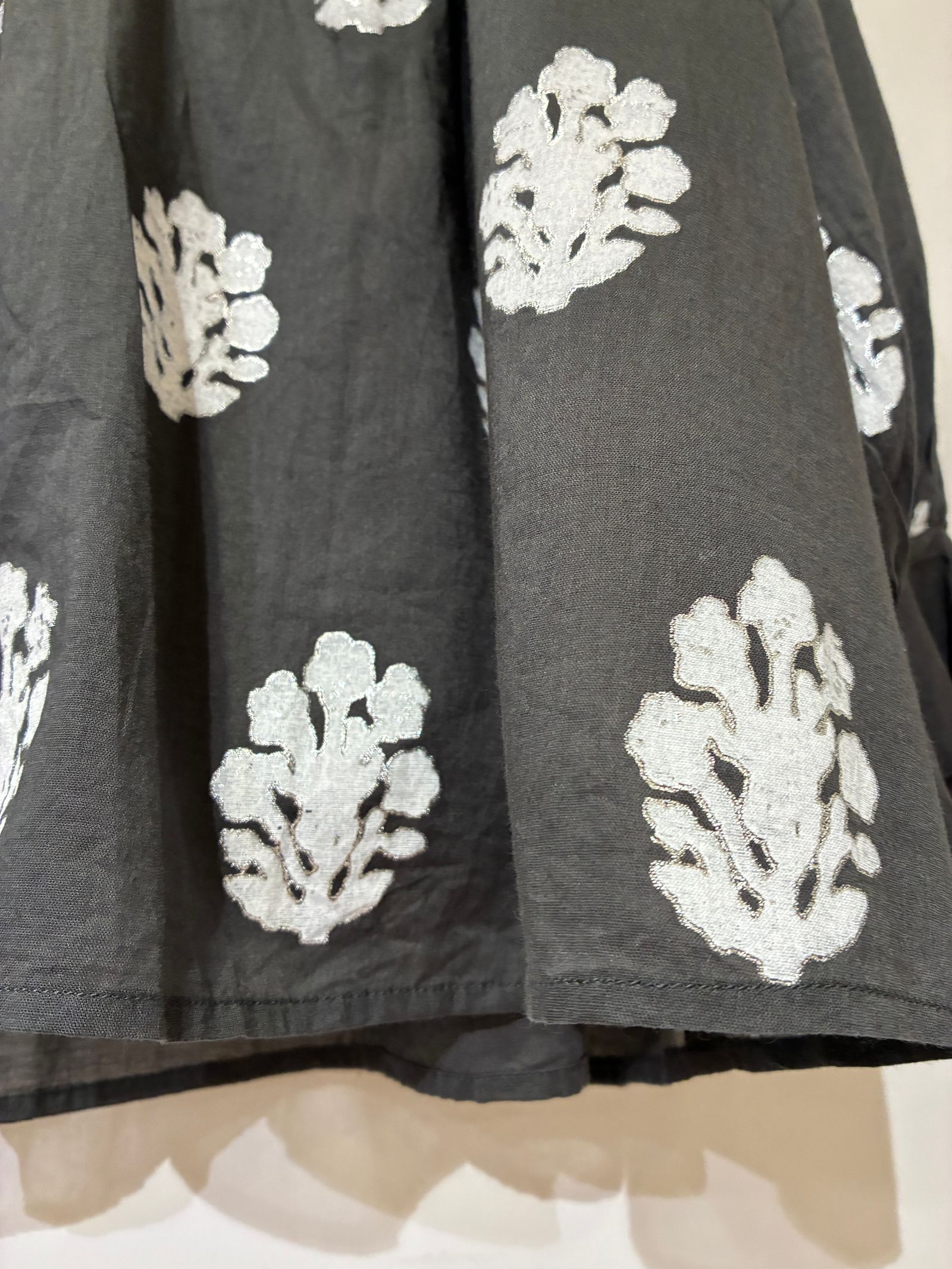 Cotton Voile Sedum Foil Print Gather Blouse / ボタニカルプリントギャザーブラウス / チャコールグレー