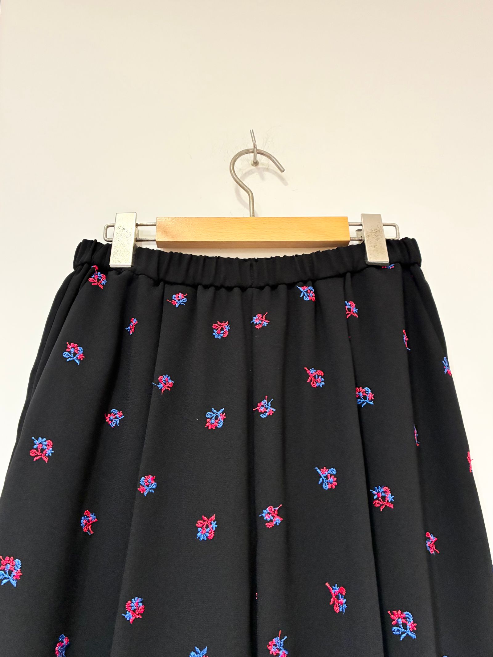Still Garden Embroidery Pants / 花柄刺しゅうウェストゴムストレートパンツ / ブラック