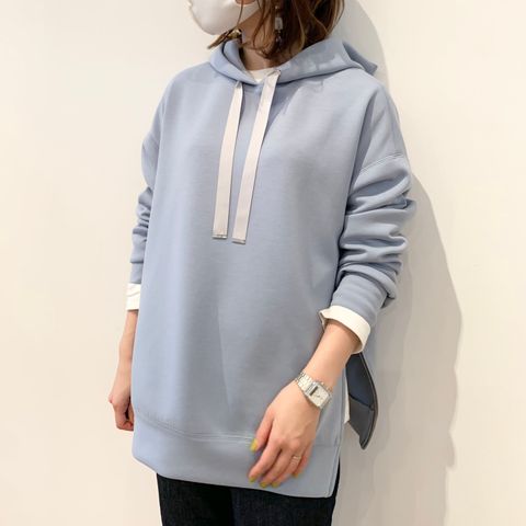 パウダリーなカラーが春らしいPASSIONEのパーカー