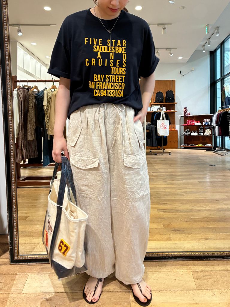 TICCAのプリントTシャツ&リネンカーゴパンツコーデ