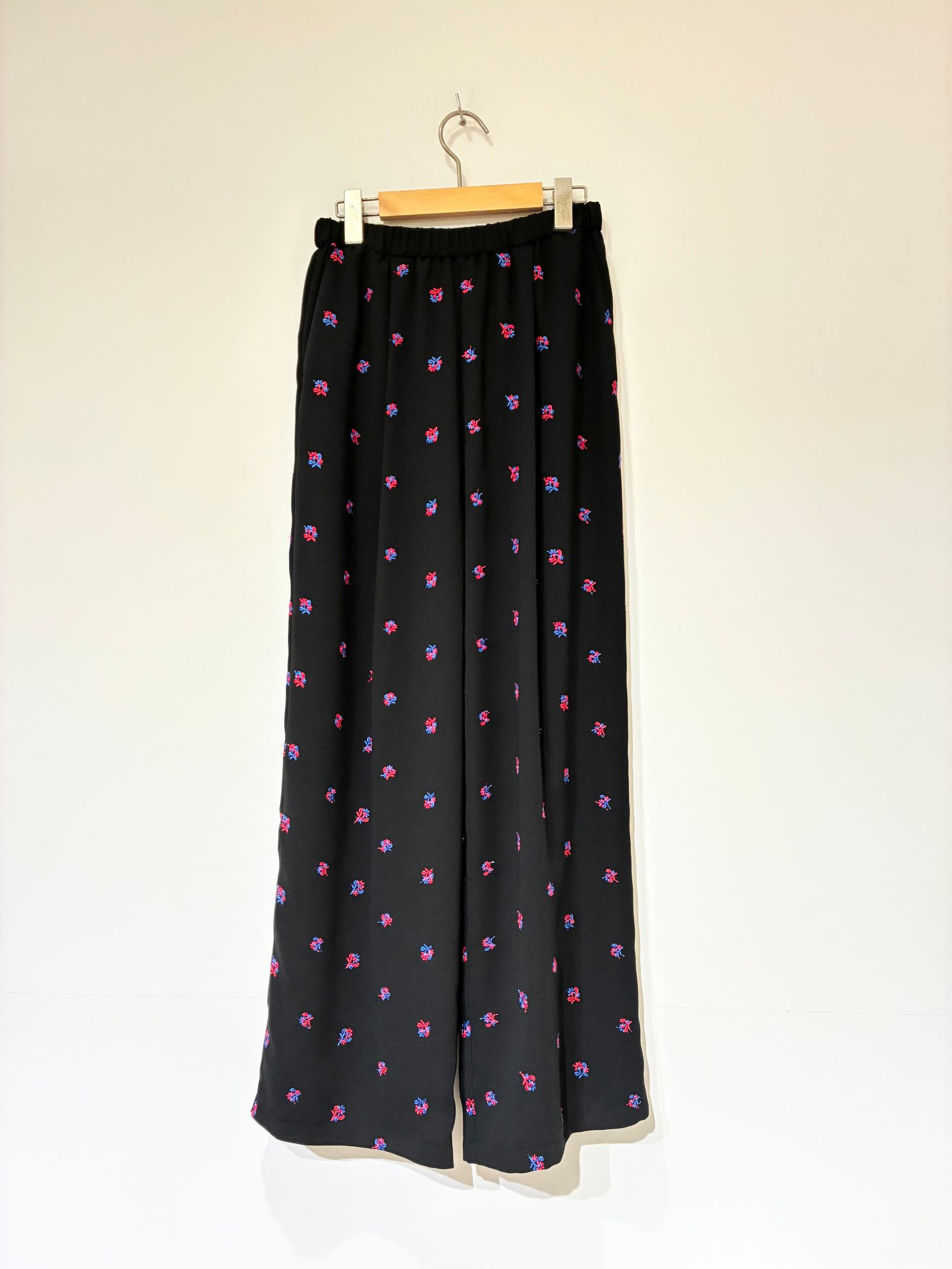 Still Garden Embroidery Pants / 花柄刺しゅうウェストゴムストレートパンツ / ブラック