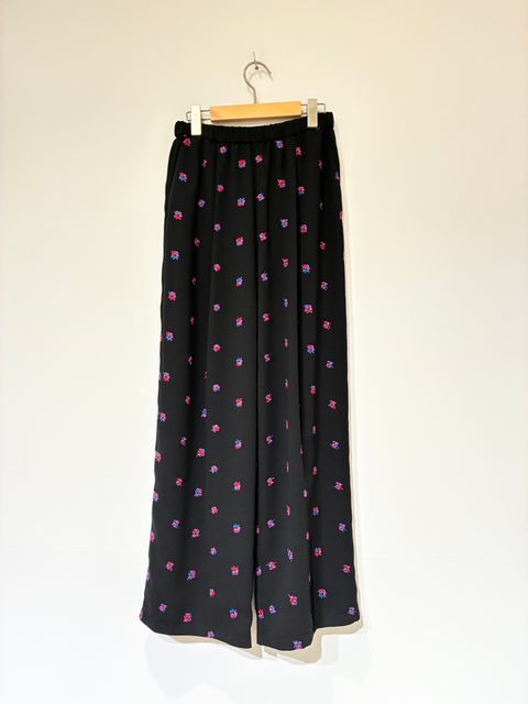 Still Garden Embroidery Pants / 花柄刺しゅうウェストゴムストレートパンツ / ブラック