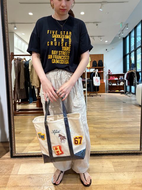 TICCAのプリントTシャツ&リネンカーゴパンツコーデ