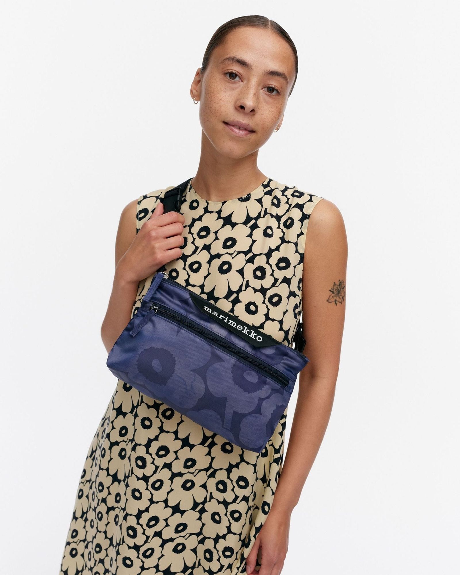 Neat Crossbody Unikko / S / ショルダーバッグ / サコッシュ / ネイビー / ブルー