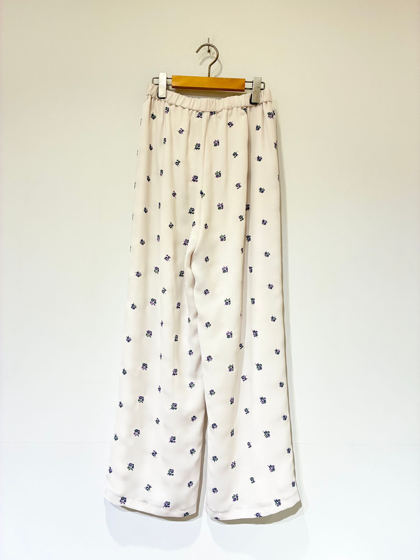 Still Garden Embroidery Pants / 花柄刺しゅうウェストゴムストレートパンツ / ホワイト