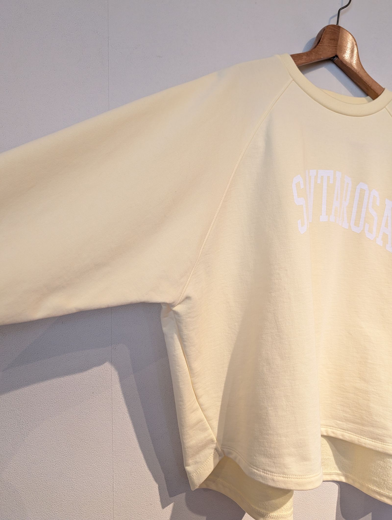 "SANTAROSA"ラグランスリーブロゴスウェット / ロゴスウェット / イエロー