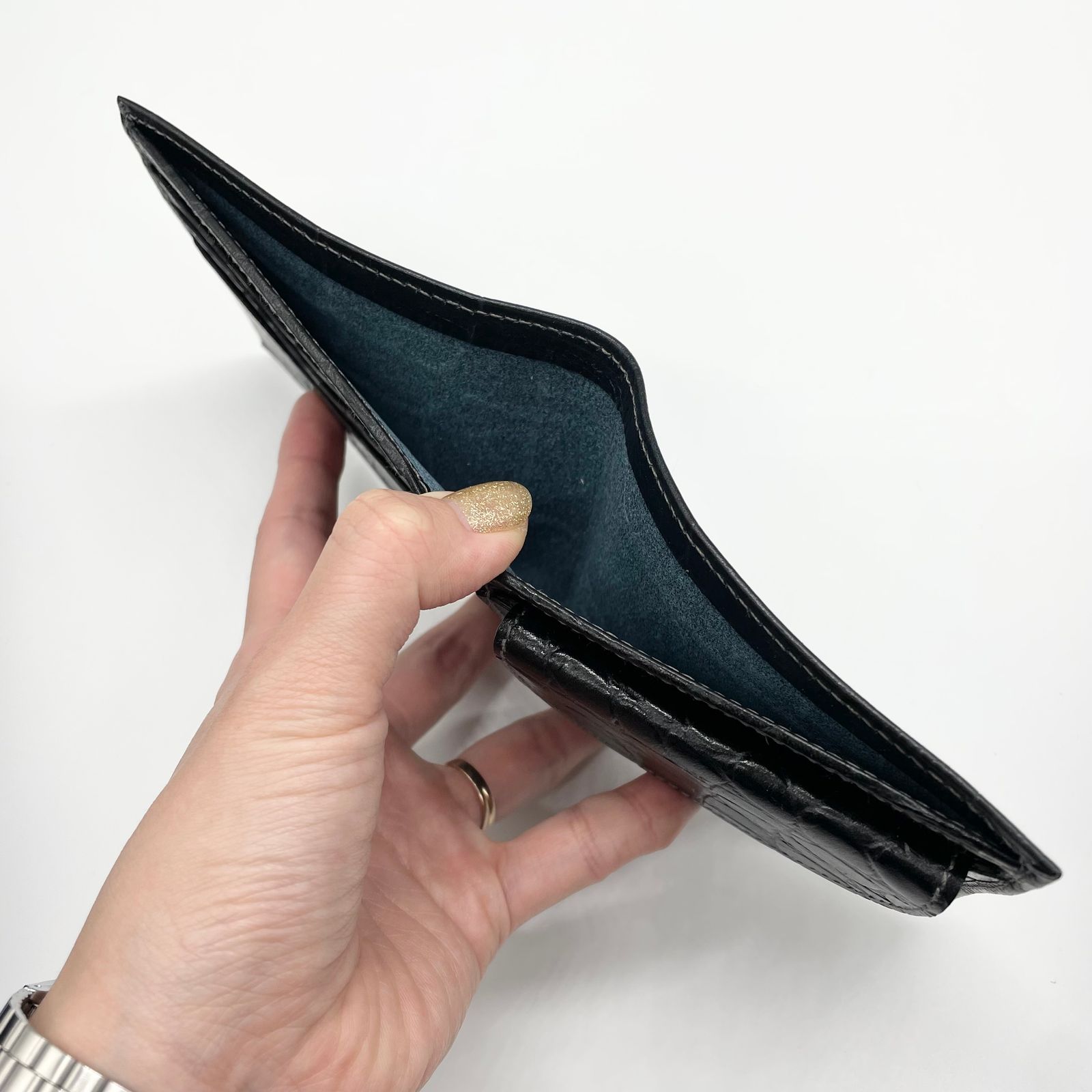 型押し二つ折り財布