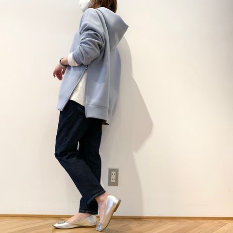 パウダリーなカラーが春らしいPASSIONEのパーカー
