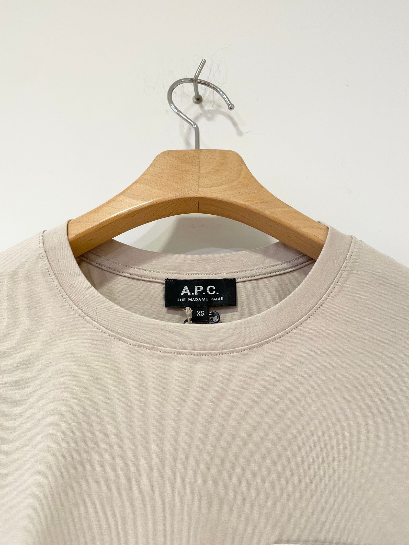 A.P.C. ポケット付きロゴTシャツ Mサイズ ベージュ 刺繍入りポケットTシャツ｜UNISEXE / T-SHIRTS｜A.P.C.