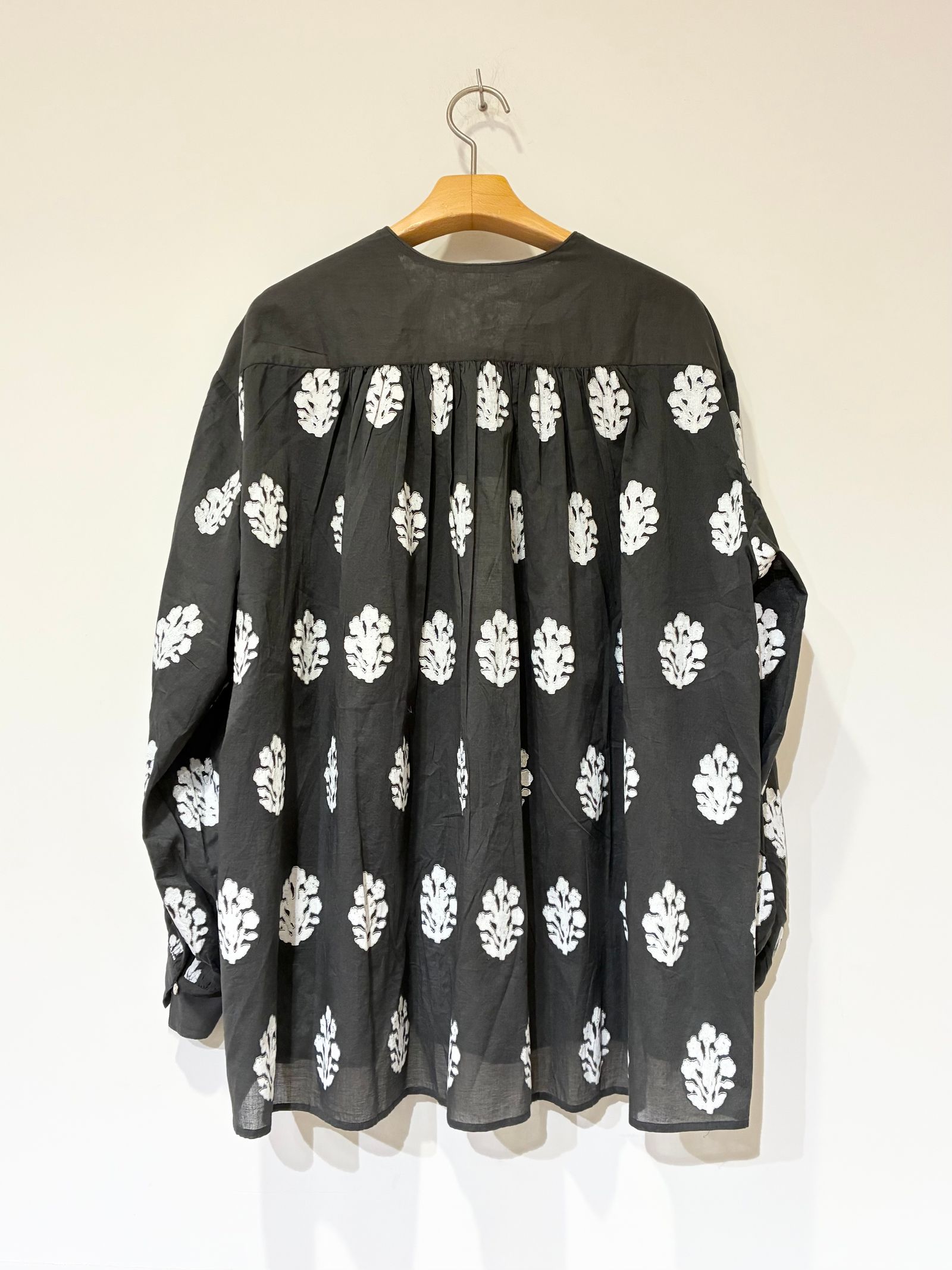 Cotton Voile Sedum Foil Print Gather Blouse / ボタニカルプリントギャザーブラウス / チャコールグレー