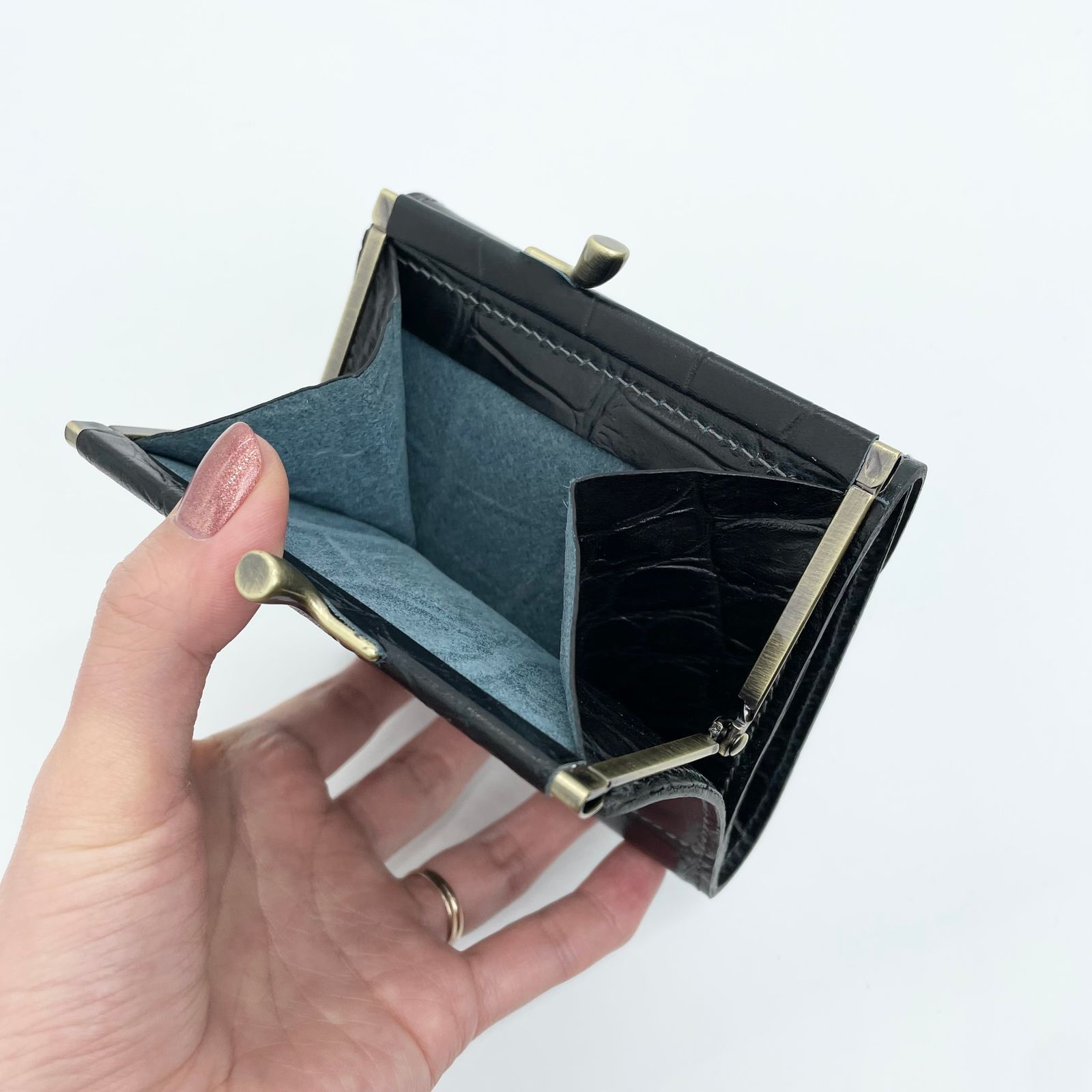 型押しがま口二つ折り財布