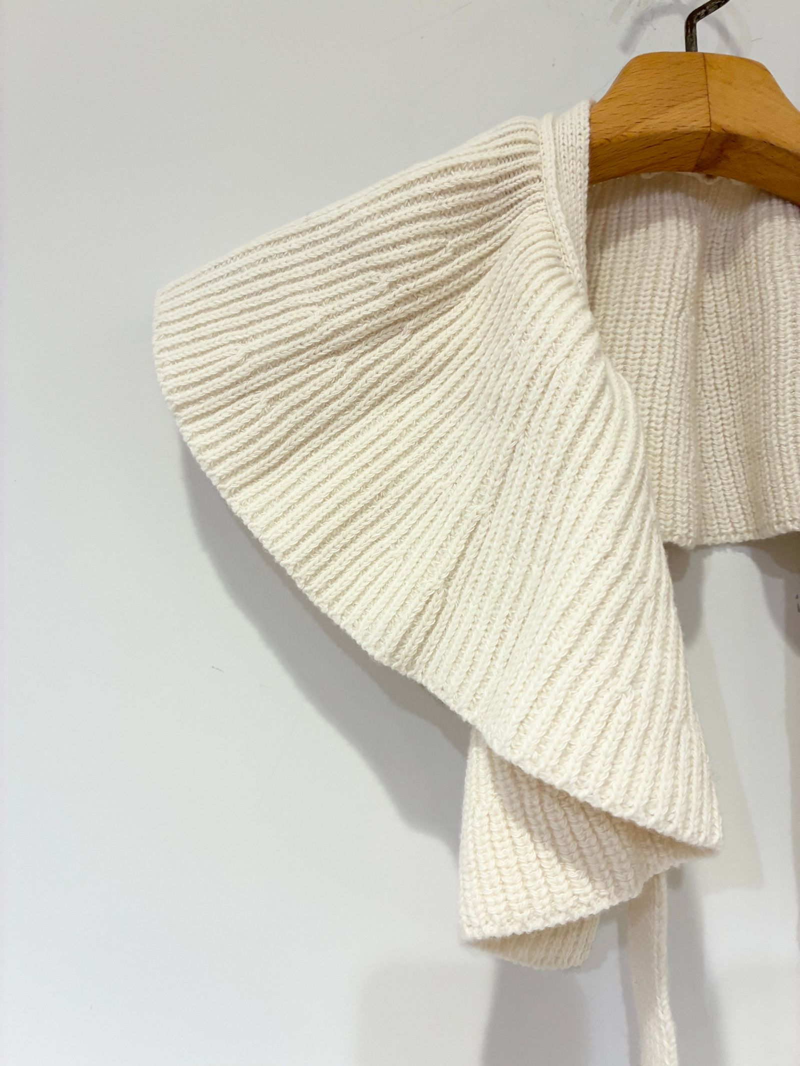 WOOLEN COTTON & EX.FINE LAMBS WOOL RIBBED-KNIT FRILL COLLAR / フリル付襟ニット / ホワイト