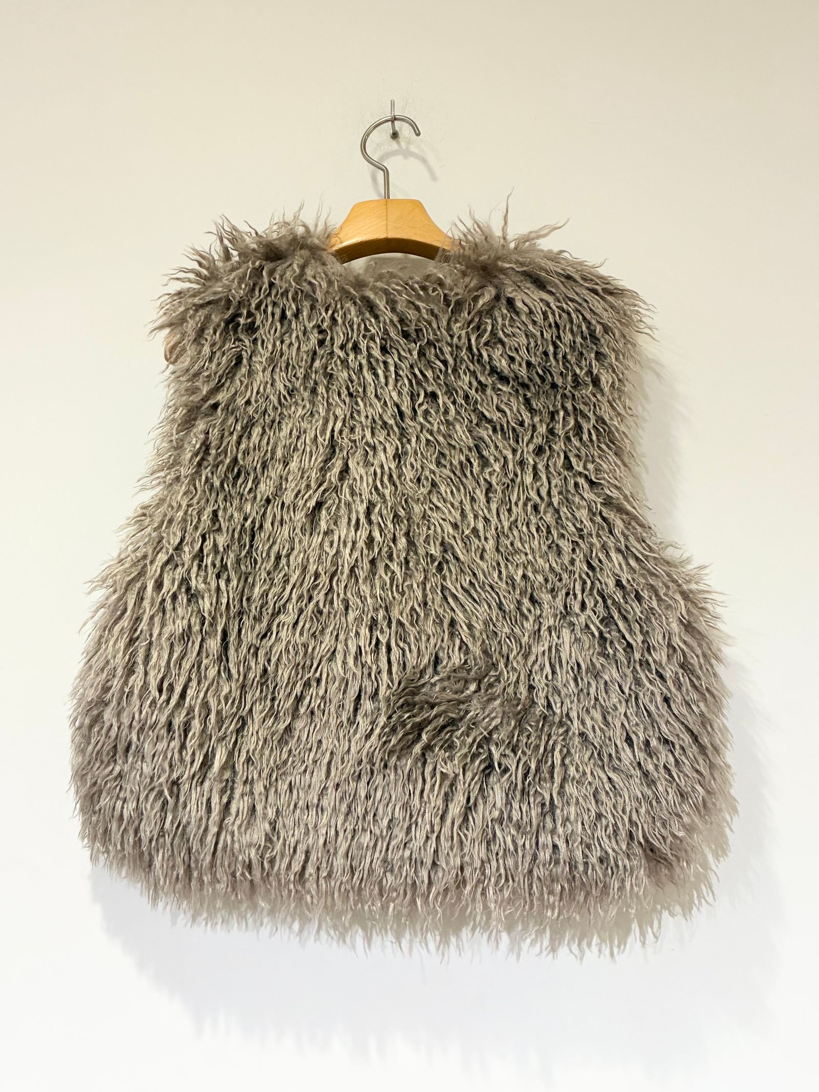 ウェイビーファー ショートジレ / ファーベスト / グレーベージュ