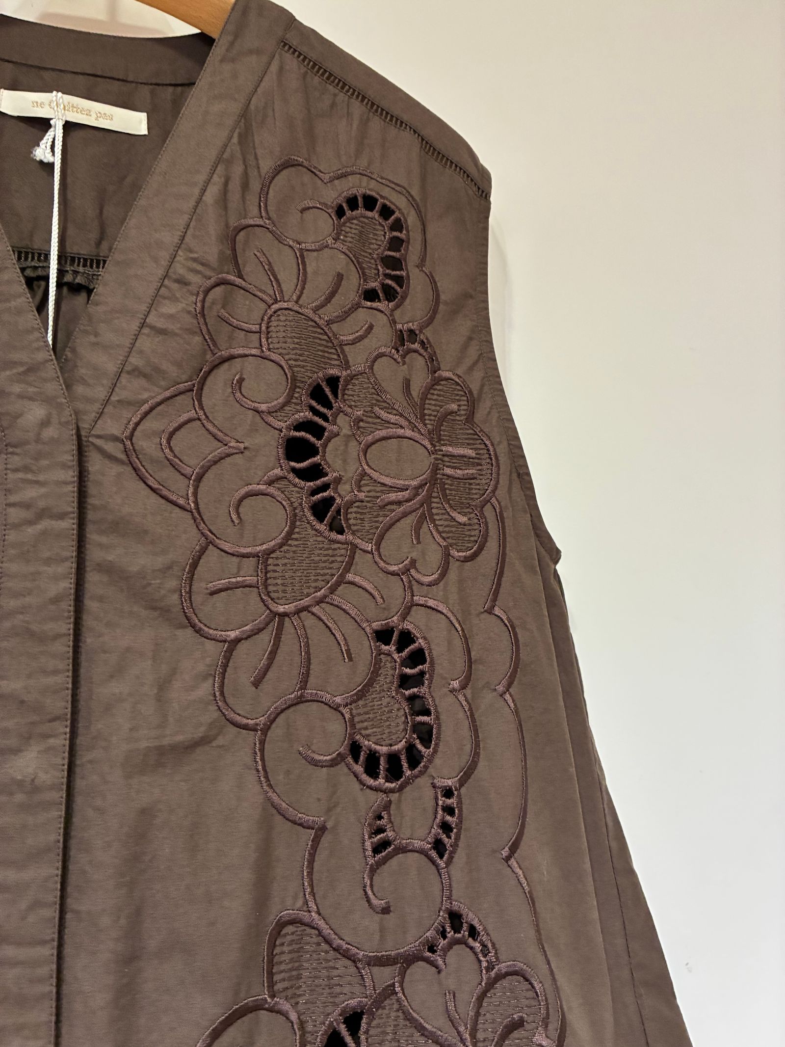 Poplin Daisy Cutwork Sleeveless Dress / 刺繍ノースリーブワンピース / ブラウン
