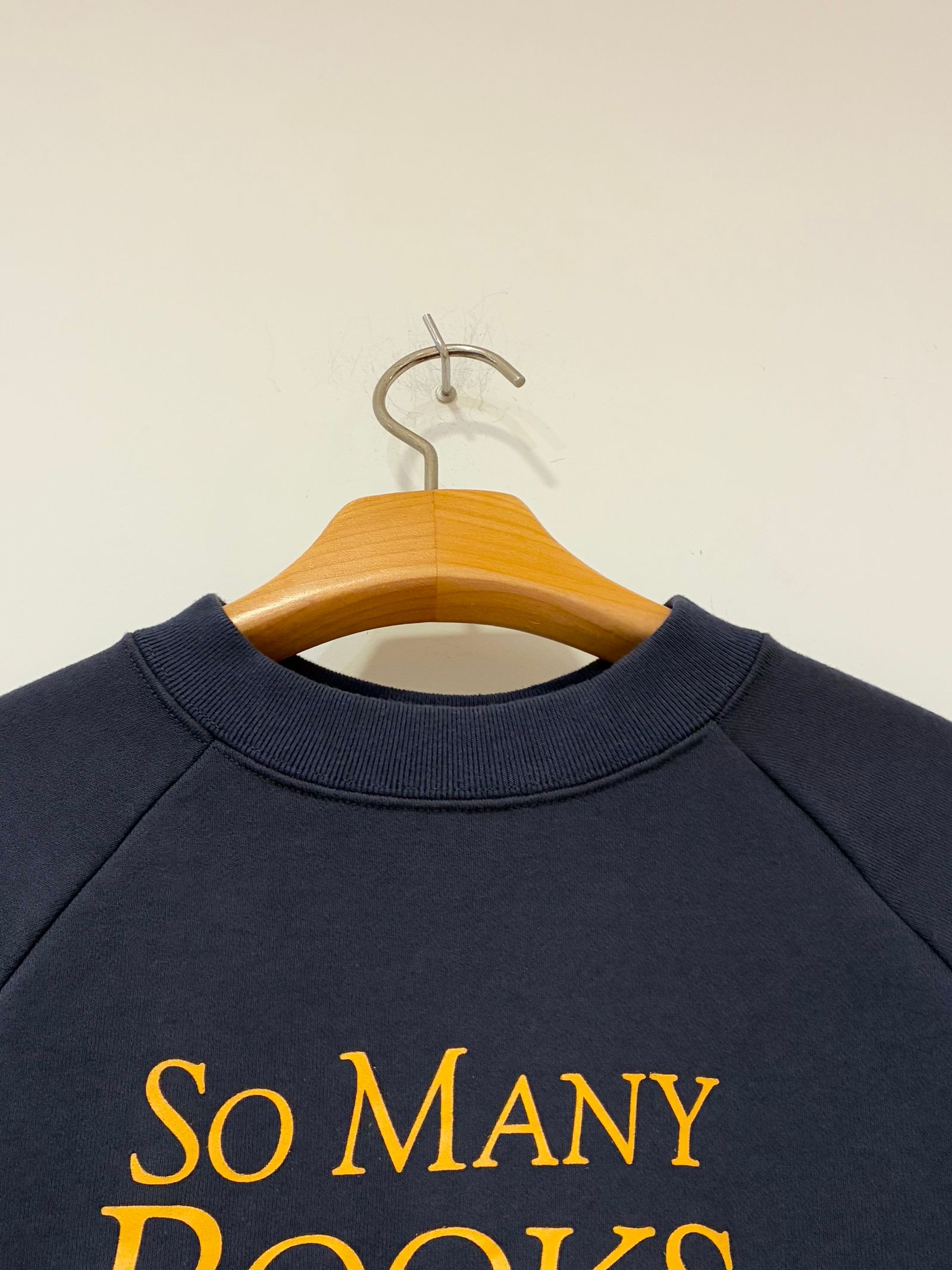 SO MANY BOOKS SWEAT / ロゴプリントスウェット / ネイビー