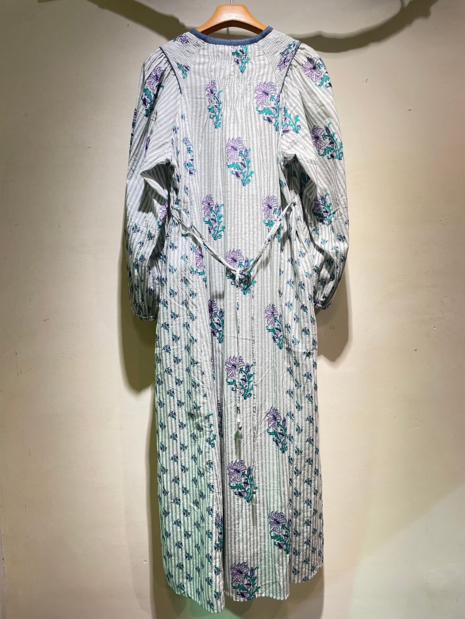 Cotton Jacquard Lily Print Shirring Dress / フラワープリントワンピース / グレー