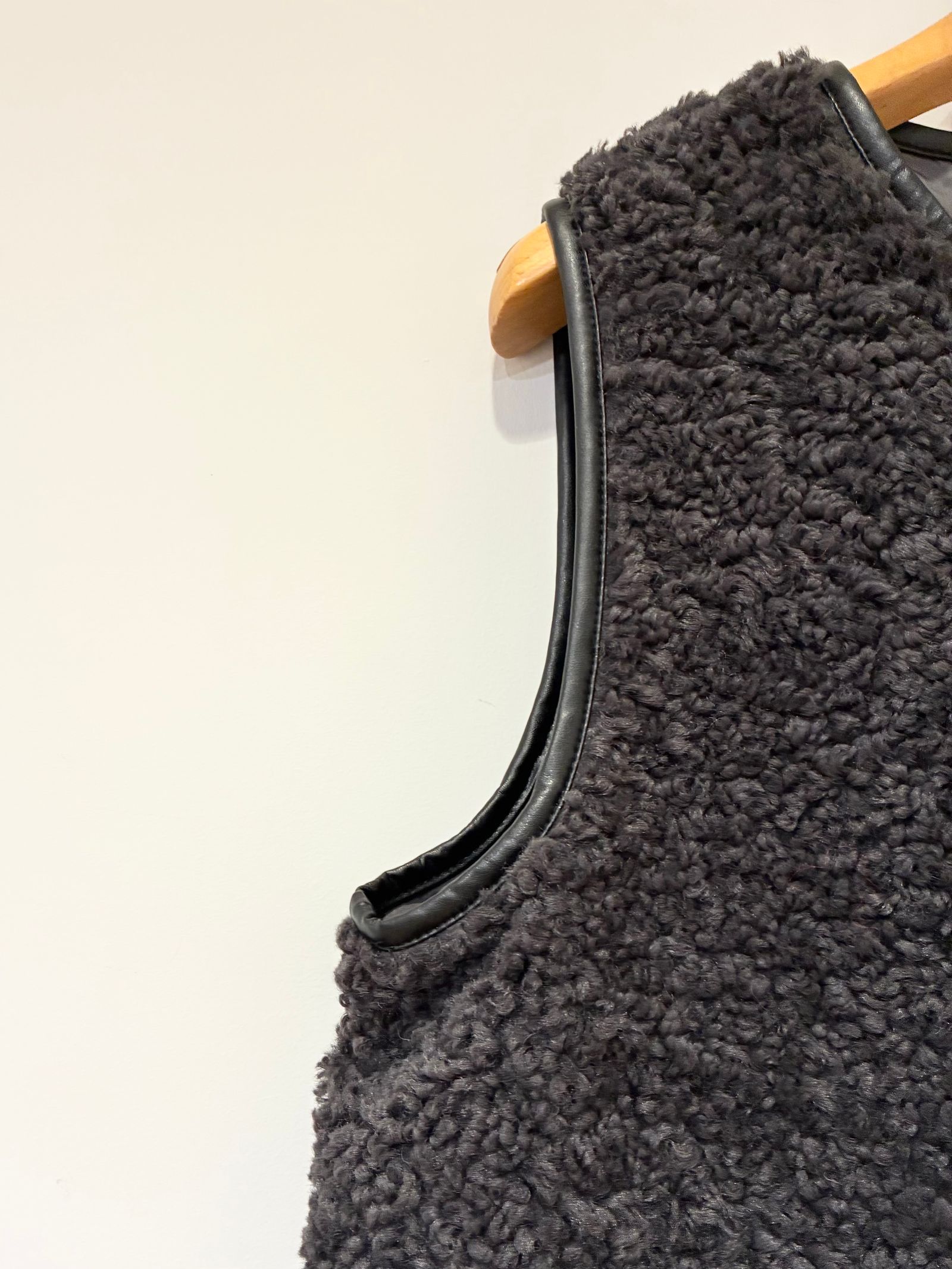 【リア】プードルボア ロングベスト / ブラック