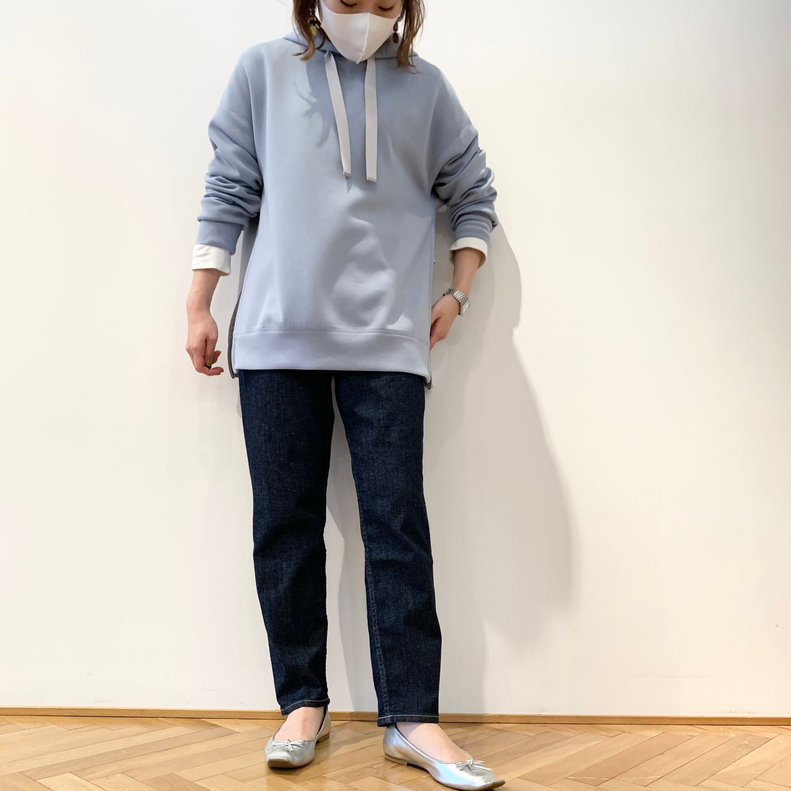 パウダリーなカラーが春らしいPASSIONEのパーカー