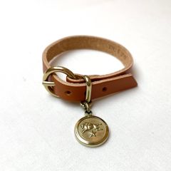 チャーム付きレザーブレスレット