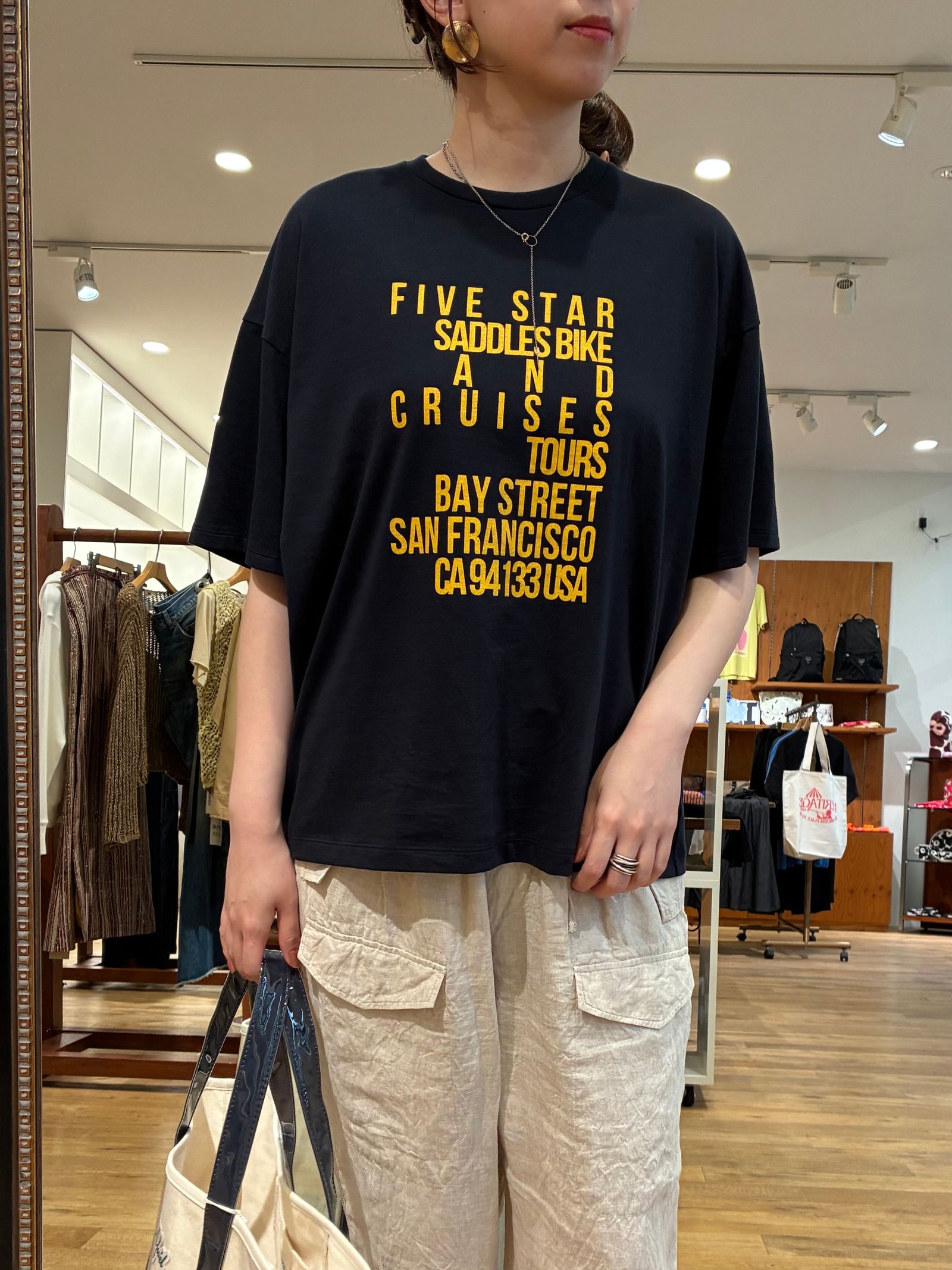 TICCAのプリントTシャツ&リネンカーゴパンツコーデ