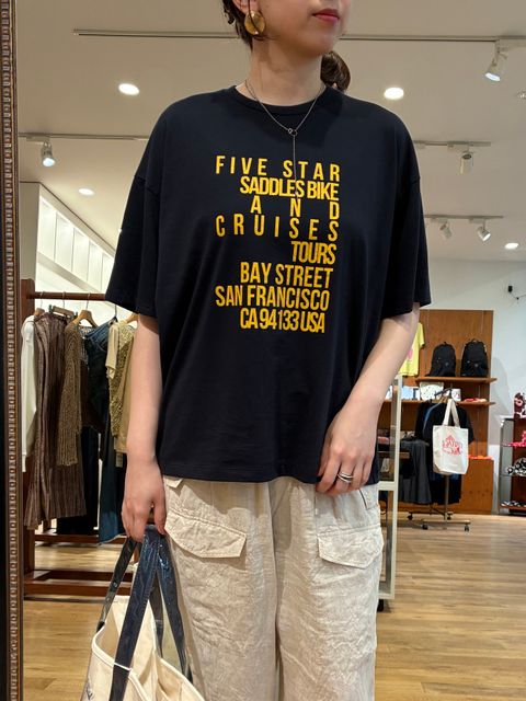 TICCAのプリントTシャツ&リネンカーゴパンツコーデ