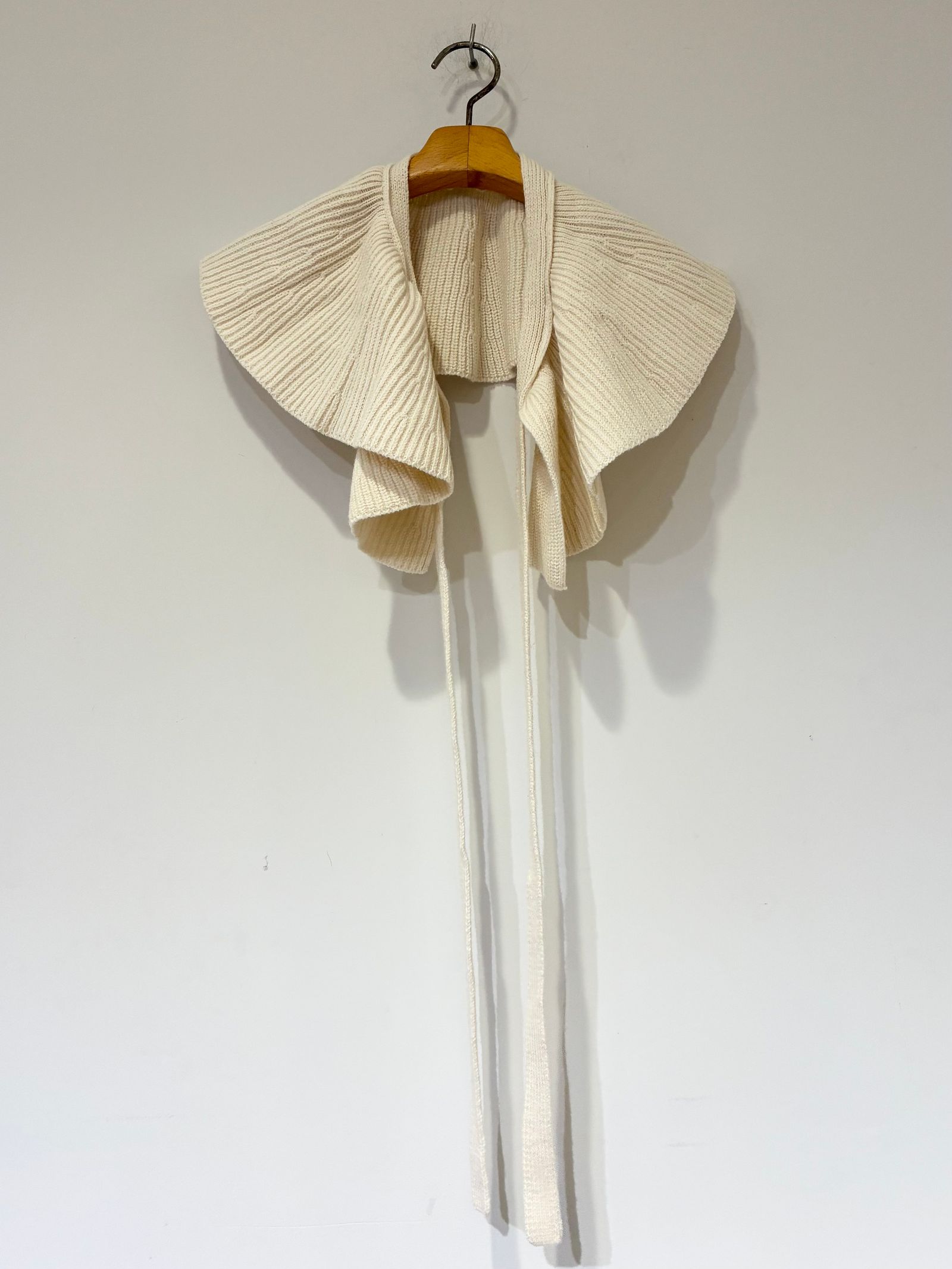 WOOLEN COTTON & EX.FINE LAMBS WOOL RIBBED-KNIT FRILL COLLAR / フリル付襟ニット / ホワイト