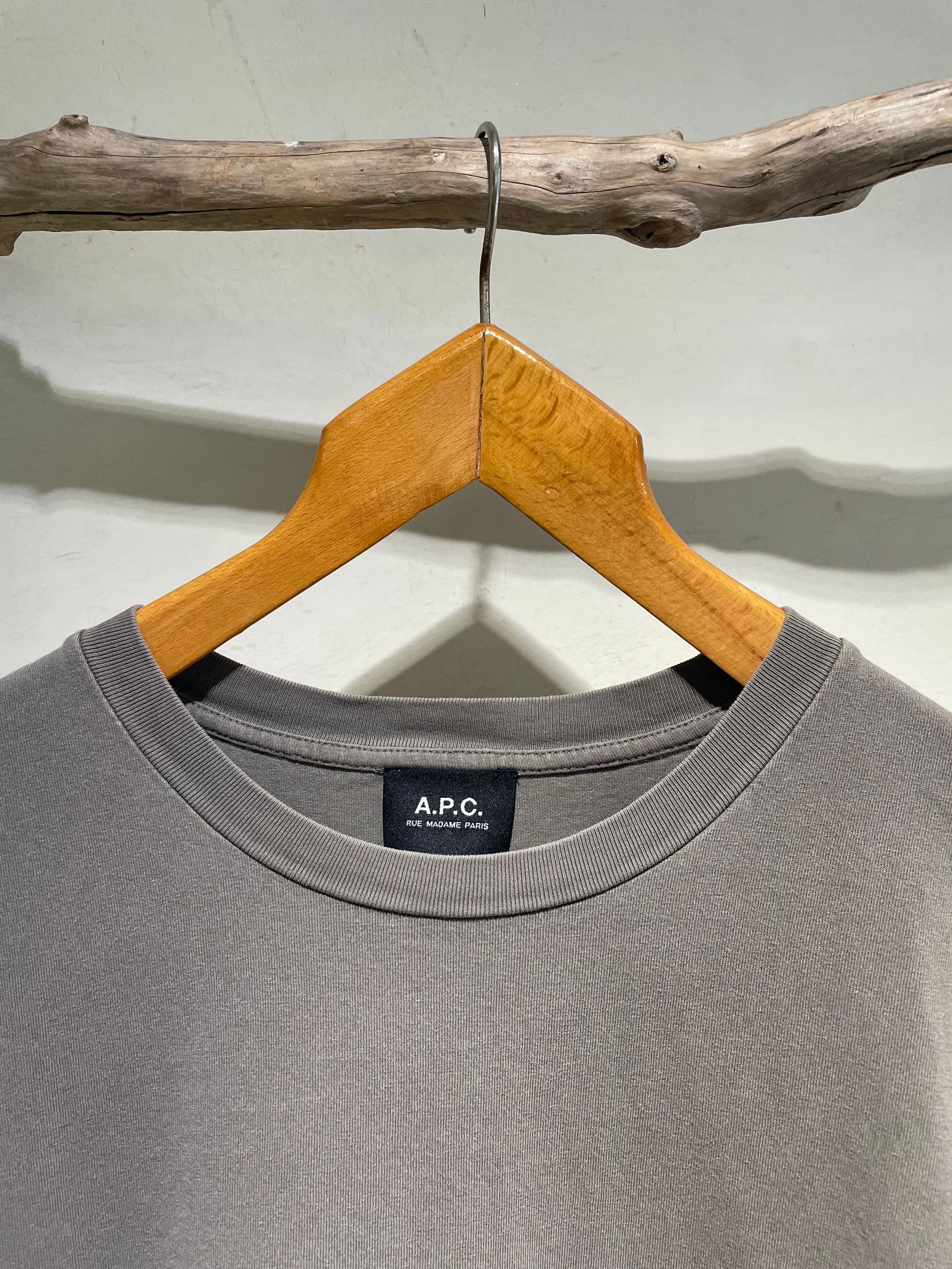 A.P.C. Automne 26 Tシャツ / バックプリントTシャツ / グレー