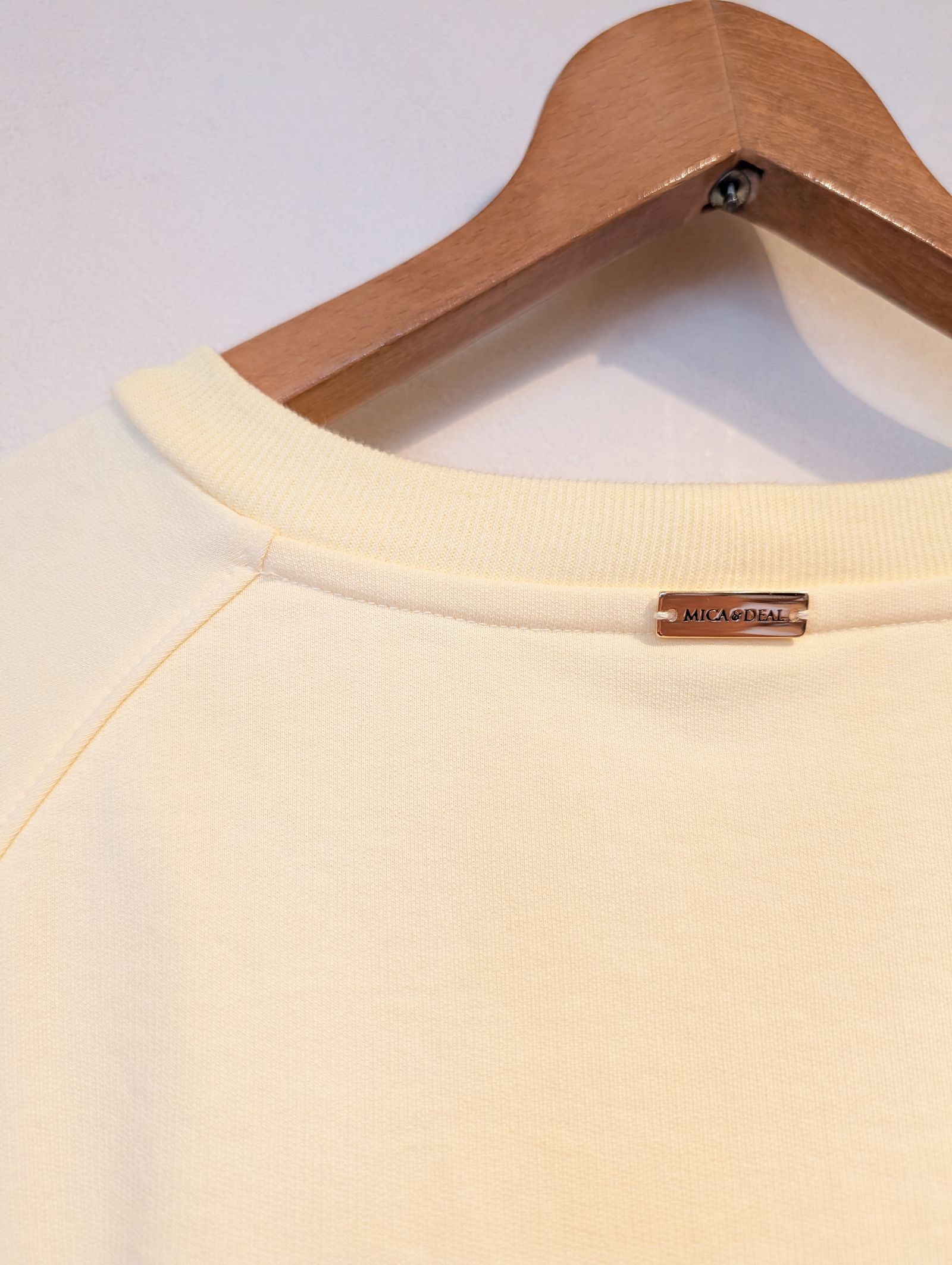 "SANTAROSA"ラグランスリーブロゴスウェット / ロゴスウェット / イエロー