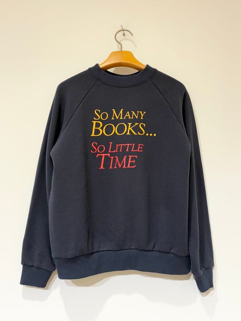 SO MANY BOOKS SWEAT / ロゴプリントスウェット / ネイビー