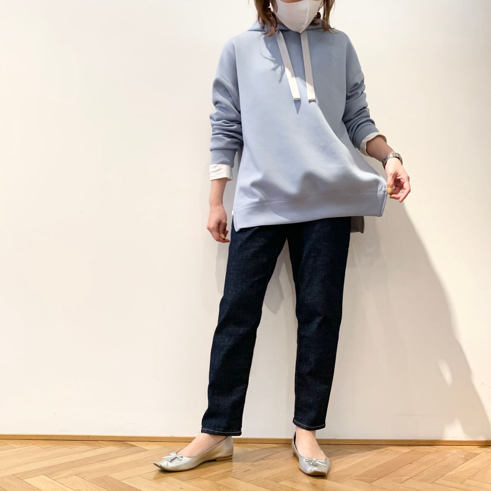 パウダリーなカラーが春らしいPASSIONEのパーカー