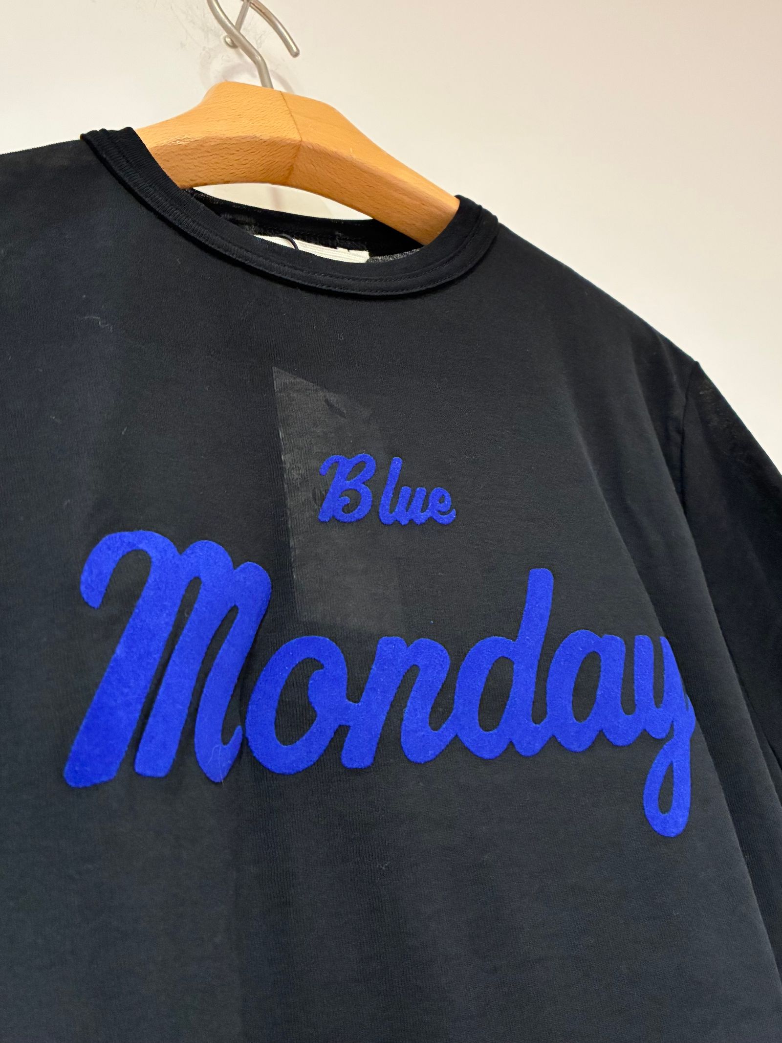 BLUE MONDAY TEE / フロッキープリントシアーTシャツ / ブラック