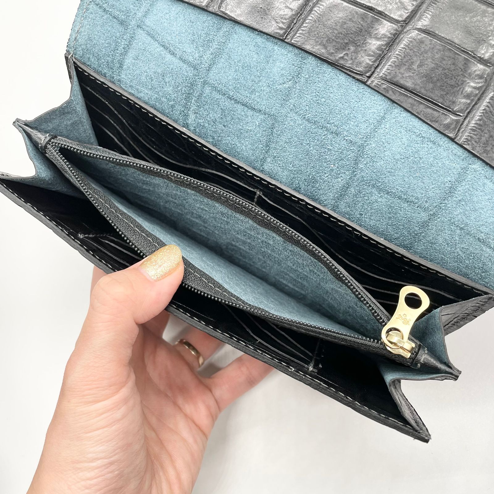 型押しフラップ長財布