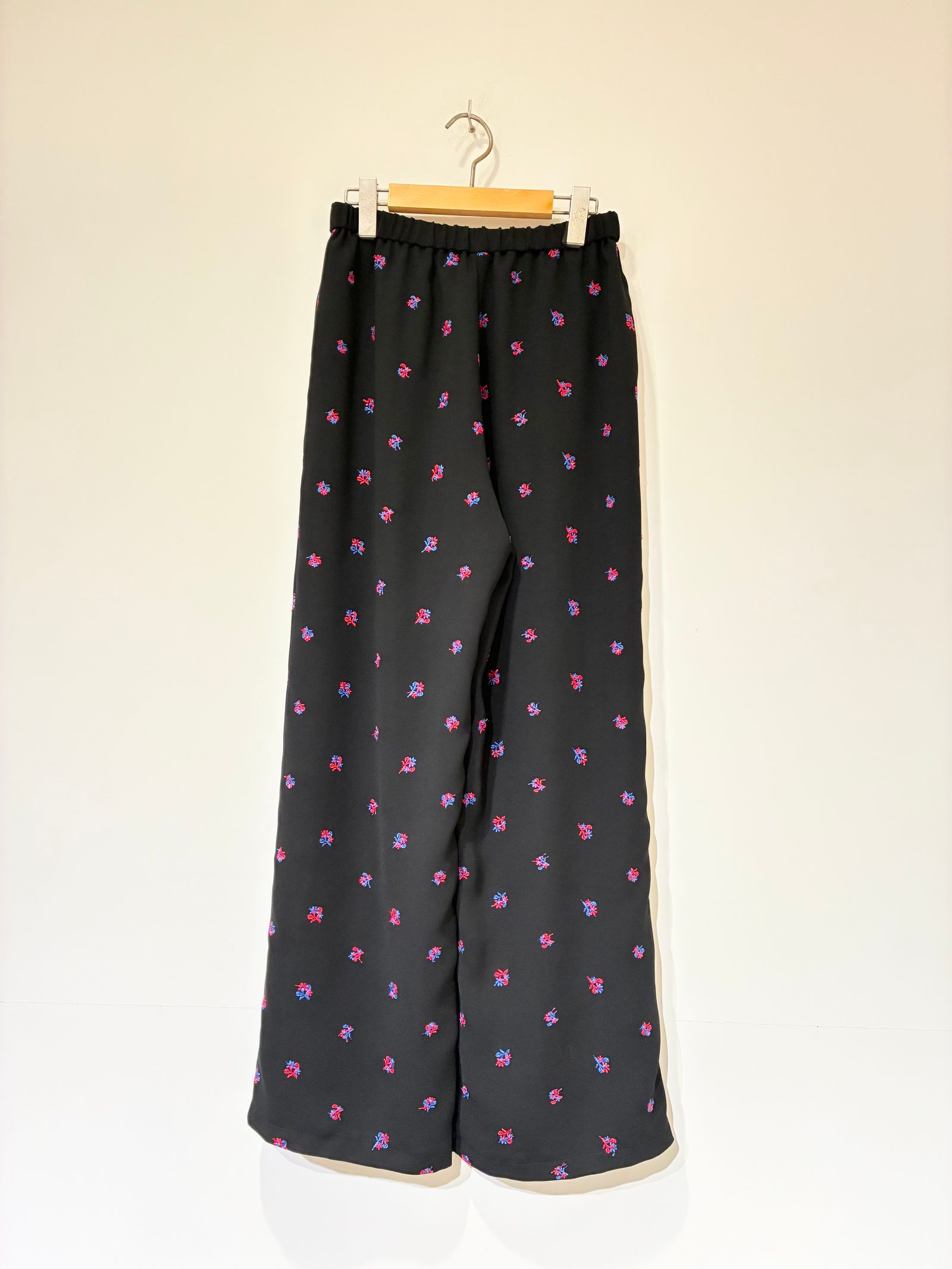 Still Garden Embroidery Pants / 花柄刺しゅうウェストゴムストレートパンツ / ブラック