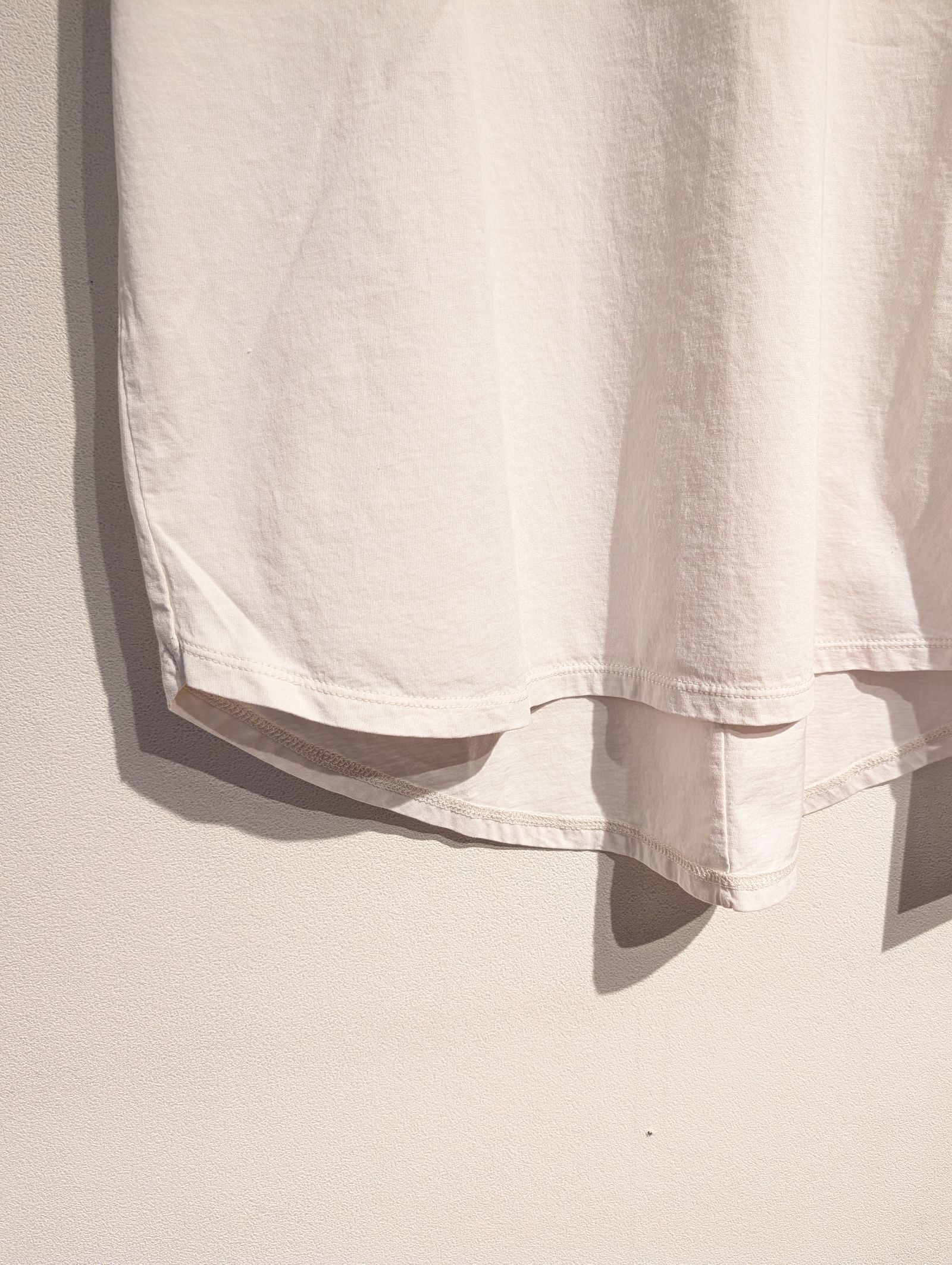 "LAIA"ロゴヘムラウンドT-shirt / ロゴTシャツ / ベージュ